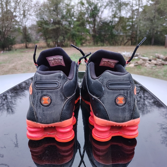 Nike Women's Black and Orange Shox - Picture 4 of 7